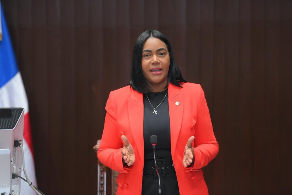 La diputada Leivy Bautista y su esposo, el empresario Jean Claude (Lugel Gasile Guelie), interpusieron formalmente una querella penal con constitución en actor civil ante la Procuraduría Especializada en Crímenes y Delitos de Alta Tecnología, en contra del comentarista Eduardo Alberto Saint-Hilaire Ramírez, panelista del programa Esto no es Radio Show, así como en contra del Grupo Alofoke, por los delitos de difamación e injuria cometidos a través de plataformas digitales, en manifiesta violación de los derechos fundamentales de los querellantes.