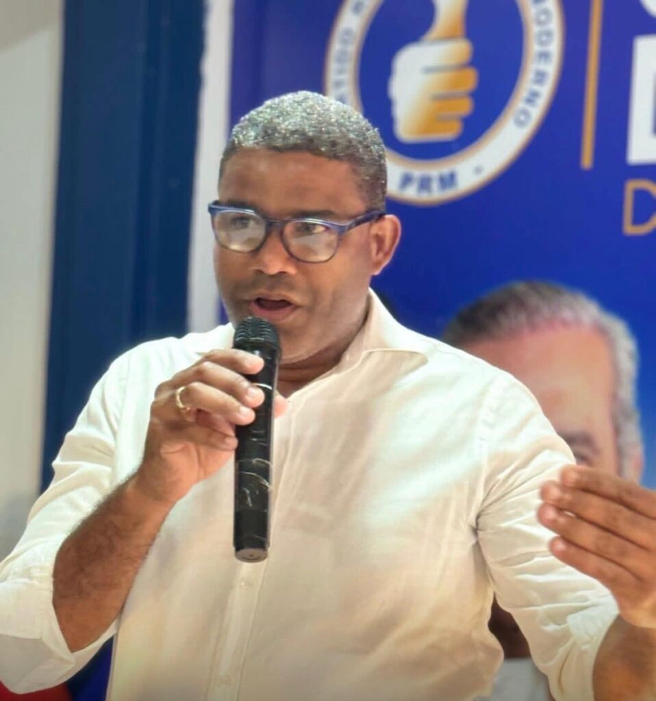 Aunque el Partido Revolucionario Moderno (PRM) no ha oficializado la fecha para la renovación de su dirigencia provincial, Robert Polanco se perfila como uno de los aspirantes mejor posicionados en la carrera por la presidencia de esa organización política en la provincia Santo Domingo, al consolidar una amplia estructura de apoyo interno que abarca importantes organismos territoriales, dirigencia municipal, liderazgo legislativo y sectores estratégicos de la organización oficialista.