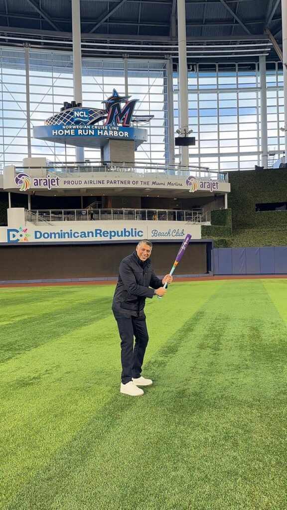 La aerolínea dominicana Arajet anunció una alianza estratégica con los Miami Marlins, con el objetivo de fortalecer la proyección internacional de la República Dominicana como destino turístico en el mercado de Estados Unidos.