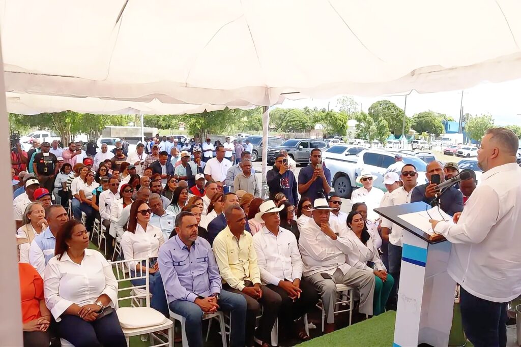 Como un hito para la agro-industrialización del Sur del país, inició sus operaciones este miércoles la Planta de Procesamiento de Lácteos Farfán, la cual fue remozada y puesta en funcionamiento por el Fondo Especial para el Desarrollo Agropecuario (FEDA), dirigido por Hecmilio Galván, en beneficio de la Asociación de Ganaderos de Las Matas de Farfán, marcando un paso trascendental para el fortalecimiento del sector agropecuario en la región de El Valle.