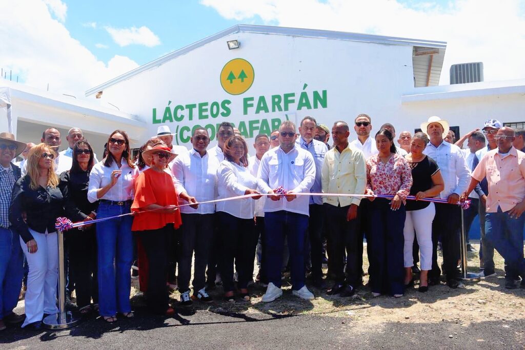 Como un hito para la agro-industrialización del Sur del país, inició sus operaciones este miércoles la Planta de Procesamiento de Lácteos Farfán, la cual fue remozada y puesta en funcionamiento por el Fondo Especial para el Desarrollo Agropecuario (FEDA), dirigido por Hecmilio Galván, en beneficio de la Asociación de Ganaderos de Las Matas de Farfán, marcando un paso trascendental para el fortalecimiento del sector agropecuario en la región de El Valle.