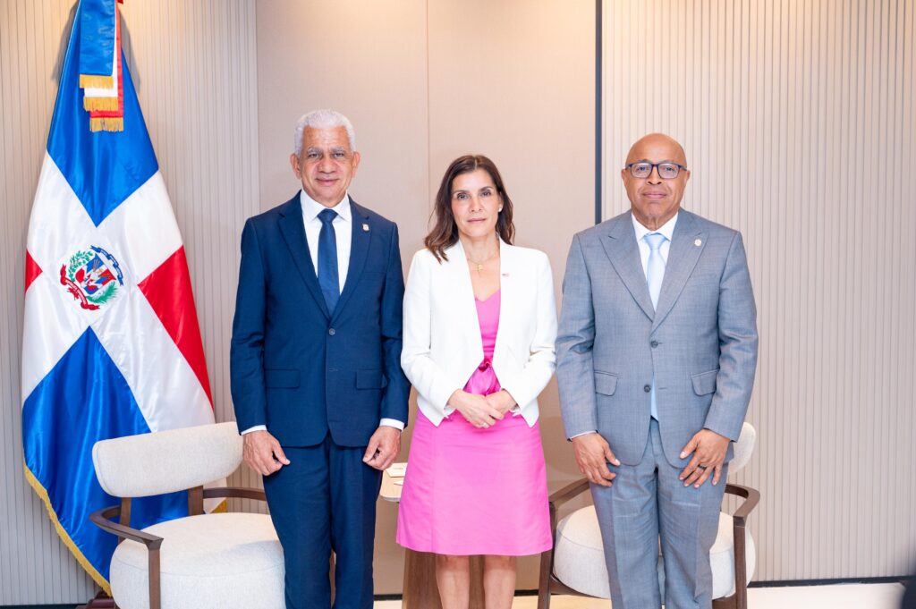 Los presidentes del Senado, Ricardo de los Santos, y de la Cámara de Diputados, Alfredo Pacheco, recibieron este martes la visita de la embajadora de Estados Unidos, Leah Francis Campos, en un encuentro en el que socializaron sobre temas prioritarios de la agenda legislativa y aspectos clave de la cooperación bilateral entre ambas naciones.