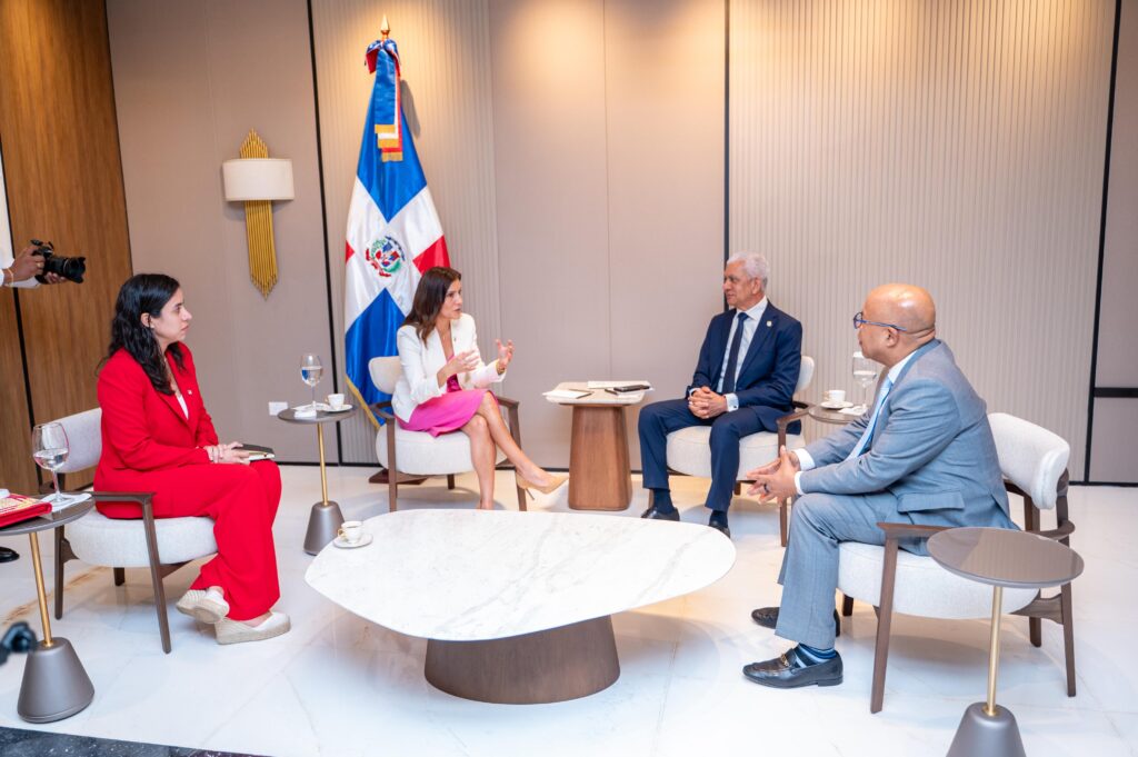 Los presidentes del Senado, Ricardo de los Santos, y de la Cámara de Diputados, Alfredo Pacheco, recibieron este martes la visita de la embajadora de Estados Unidos, Leah Francis Campos, en un encuentro en el que socializaron sobre temas prioritarios de la agenda legislativa y aspectos clave de la cooperación bilateral entre ambas naciones.