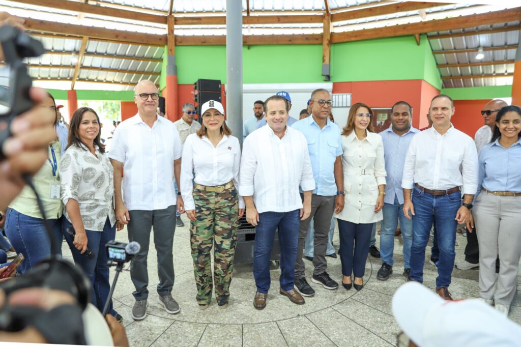 La Dirección de Desarrollo Social Supérate regresó al municipio Villa Montellano, en Puerto Plata, para entregar un segundo Bono de Emergencia a 2,289 familias afectadas por las fuertes lluvias e inundaciones el pasado mes de abril, reafirmando su compromiso con una Protección Social Adaptativa (PSA) orientada a fortalecer la resiliencia de las familias y comunidades vulnerables frente a crisis o situaciones imprevistas.