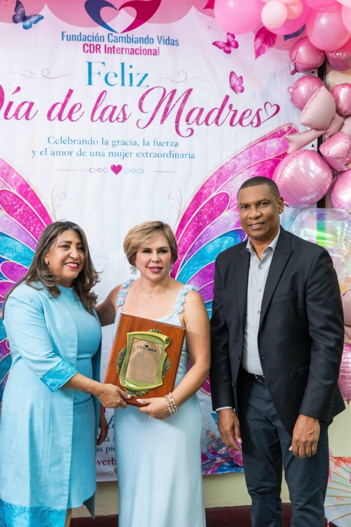 En un ambiente cargado de alegría, gratitud y emotividad, la Fundación Cambiando Vidas CDR Internacional y la Unión Nacional de Togados (UNATOGA), celebraron el pasado viernes 22 de mayo un hermoso acto de reconocimiento dedicado a las madres dominicanas.