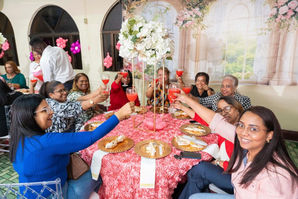 En un ambiente cargado de alegría, gratitud y emotividad, la Fundación Cambiando Vidas CDR Internacional y la Unión Nacional de Togados (UNATOGA), celebraron el pasado viernes 22 de mayo un hermoso acto de reconocimiento dedicado a las madres dominicanas.