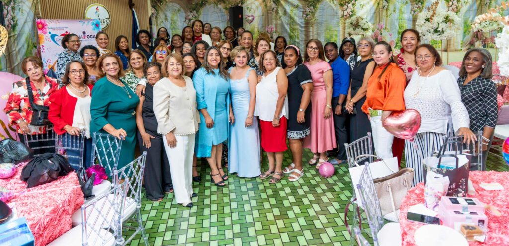 En un ambiente cargado de alegría, gratitud y emotividad, la Fundación Cambiando Vidas CDR Internacional y la Unión Nacional de Togados (UNATOGA), celebraron el pasado viernes 22 de mayo un hermoso acto de reconocimiento dedicado a las madres dominicanas.