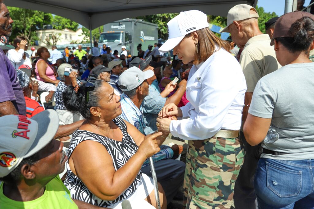  La Dirección de Desarrollo Social Supérate regresó al municipio Villa Montellano, en Puerto Plata, para entregar un segundo Bono de Emergencia a 2,289 familias afectadas por las fuertes lluvias e inundaciones el pasado mes de abril, reafirmando su compromiso con una Protección Social Adaptativa (PSA) orientada a fortalecer la resiliencia de las familias y comunidades vulnerables frente a crisis o situaciones imprevistas.