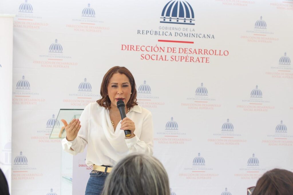 Como parte de los esfuerzos por ampliar las oportunidades de formación en los territorios y elevar las condiciones socioeconómicas de las familias, la Dirección de Desarrollo Social Supérate, en alianza con el Instituto Dominicano de las Telecomunicaciones, (Indotel) y la Agencia Andaluza de Cooperación para el Desarrollo, dejó iniciados los trabajos para la construcción del Centro de Superación Comunitaria en Elías Piña.
