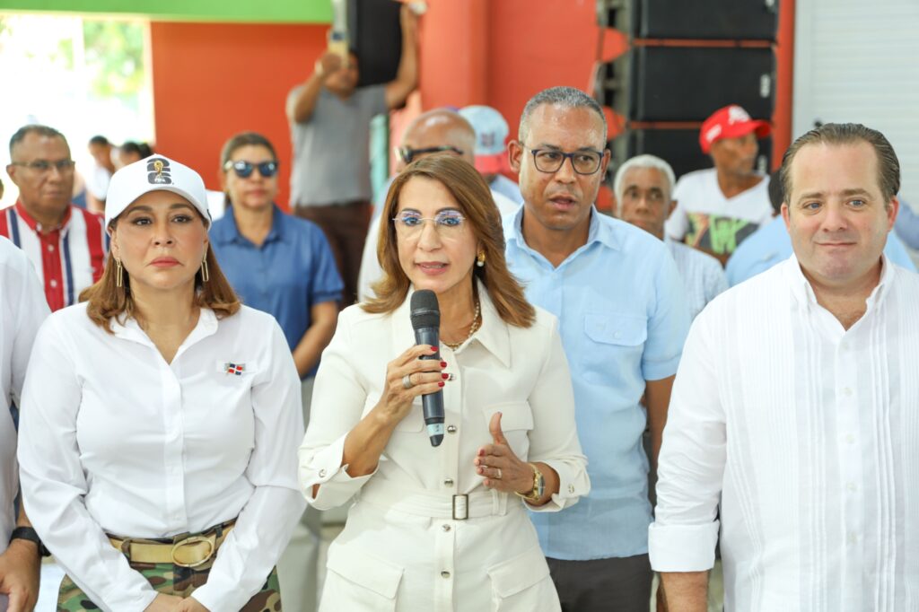  La Dirección de Desarrollo Social Supérate regresó al municipio Villa Montellano, en Puerto Plata, para entregar un segundo Bono de Emergencia a 2,289 familias afectadas por las fuertes lluvias e inundaciones el pasado mes de abril, reafirmando su compromiso con una Protección Social Adaptativa (PSA) orientada a fortalecer la resiliencia de las familias y comunidades vulnerables frente a crisis o situaciones imprevistas.