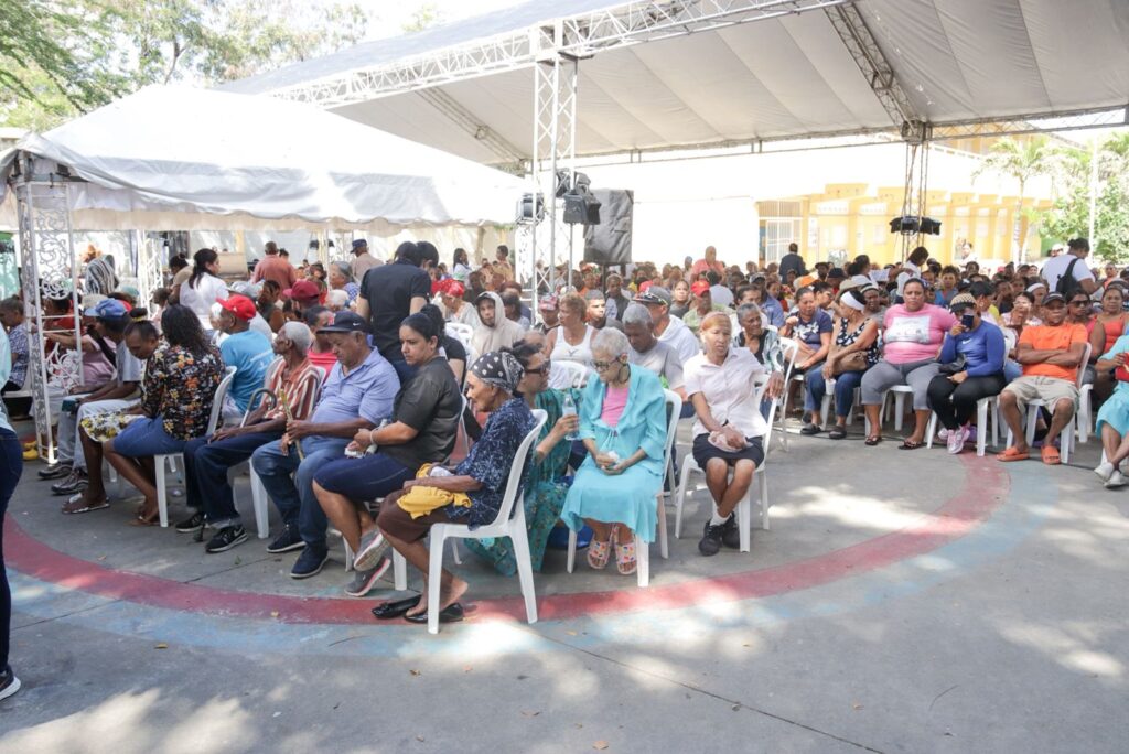 La Dirección de Desarrollo Social Supérate regresará al municipio Villa Montellano, en Puerto Plata, este fin de semana para entregar un segundo Bono de Emergencia a 2,289 familias afectadas por las fuertes lluvias e inundaciones el pasado mes de abril, con el firme compromiso de garantizar Protección Social Adaptativa (PSA), cuyo propósito es fortalecer la resiliencia de las familias y comunidades vulnerables ante crisis o eventos inesperados, integrando medidas de anticipación, protección y adaptación por riesgos climáticos.