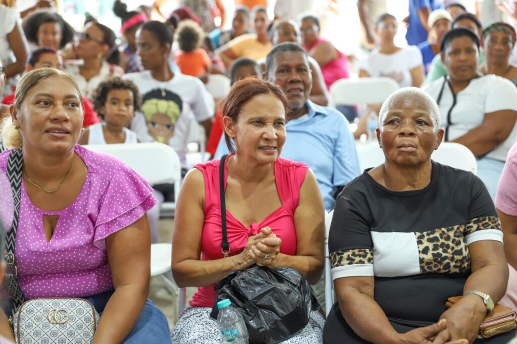  La Dirección de Desarrollo Social Supérate regresó al municipio Villa Montellano, en Puerto Plata, para entregar un segundo Bono de Emergencia a 2,289 familias afectadas por las fuertes lluvias e inundaciones el pasado mes de abril, reafirmando su compromiso con una Protección Social Adaptativa (PSA) orientada a fortalecer la resiliencia de las familias y comunidades vulnerables frente a crisis o situaciones imprevistas.
