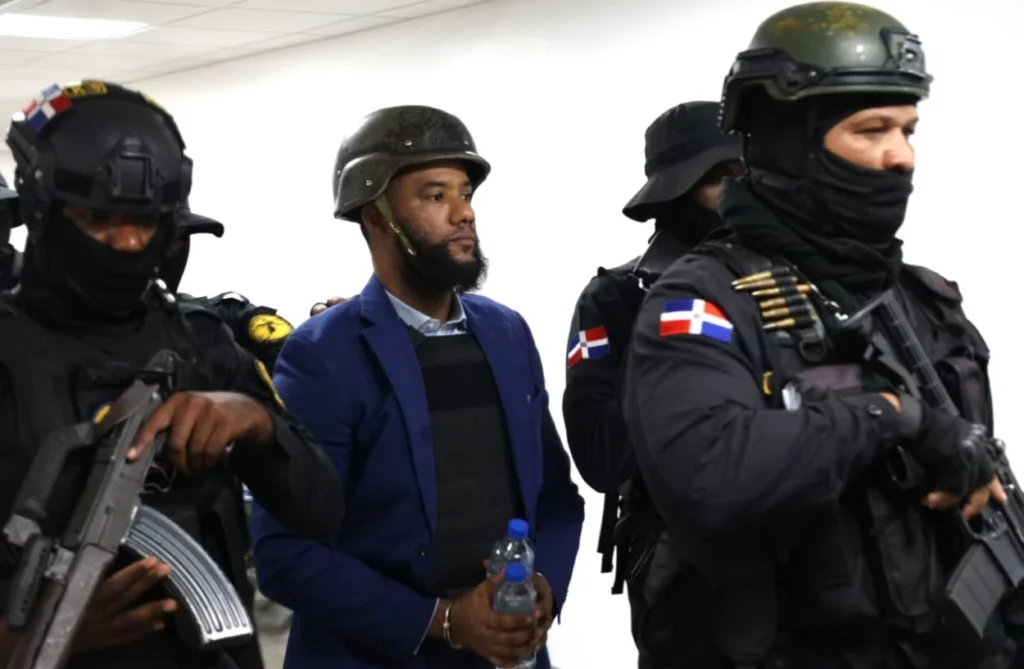 -La jueza presidenta de la Segunda Sala Penal de la Corte de Apelación del Distrito Nacional, Ysis Muñiz, dictó tres meses de prisión como medida de coerción al procurador fiscal Aurelio Valdez Alcántara, imputado de recibir un soborno de US$10,000 por parte de un testigo vinculado a la red de corrupción del Seguro Nacional de Salud (SENASA), conocida como “Cobra”.