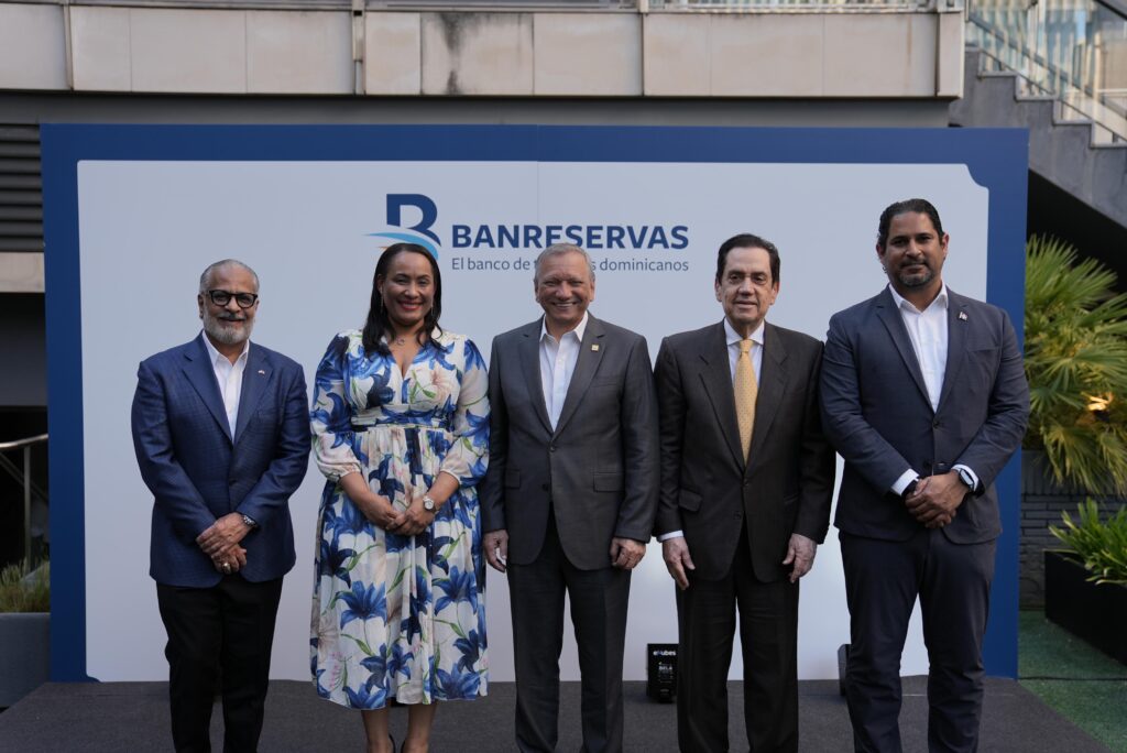 El Banco de Reservas realizó un cóctel de bienvenida para agentes inmobiliarios y desarrolladores de proyectos, con el objetivo de fortalecer sus vínculos con la diáspora dominicana en Europa, previo a la celebración de la Segunda Feria Inmobiliaria Banreservas 2026 en Madrid, que se desarrolla desde este viernes 22 hasta el domingo 24 de mayo.