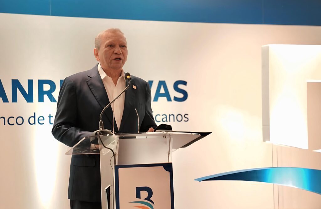 El doctor Leonardo Aguilera, presidente ejecutivo de Banreservas, pronuncia las palabras centrales durante la inauguración de la Feria Inmobiliaria.