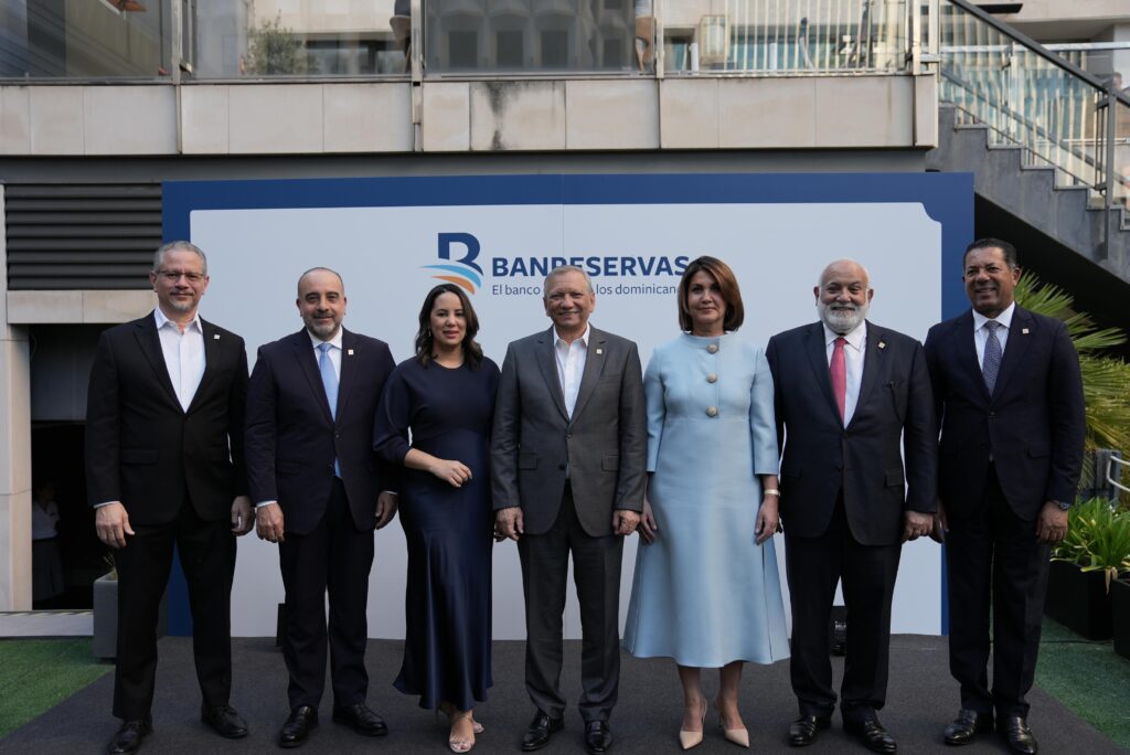 El Banco de Reservas realizó un cóctel de bienvenida para agentes inmobiliarios y desarrolladores de proyectos, con el objetivo de fortalecer sus vínculos con la diáspora dominicana en Europa, previo a la celebración de la Segunda Feria Inmobiliaria Banreservas 2026 en Madrid, que se desarrolla desde este viernes 22 hasta el domingo 24 de mayo.