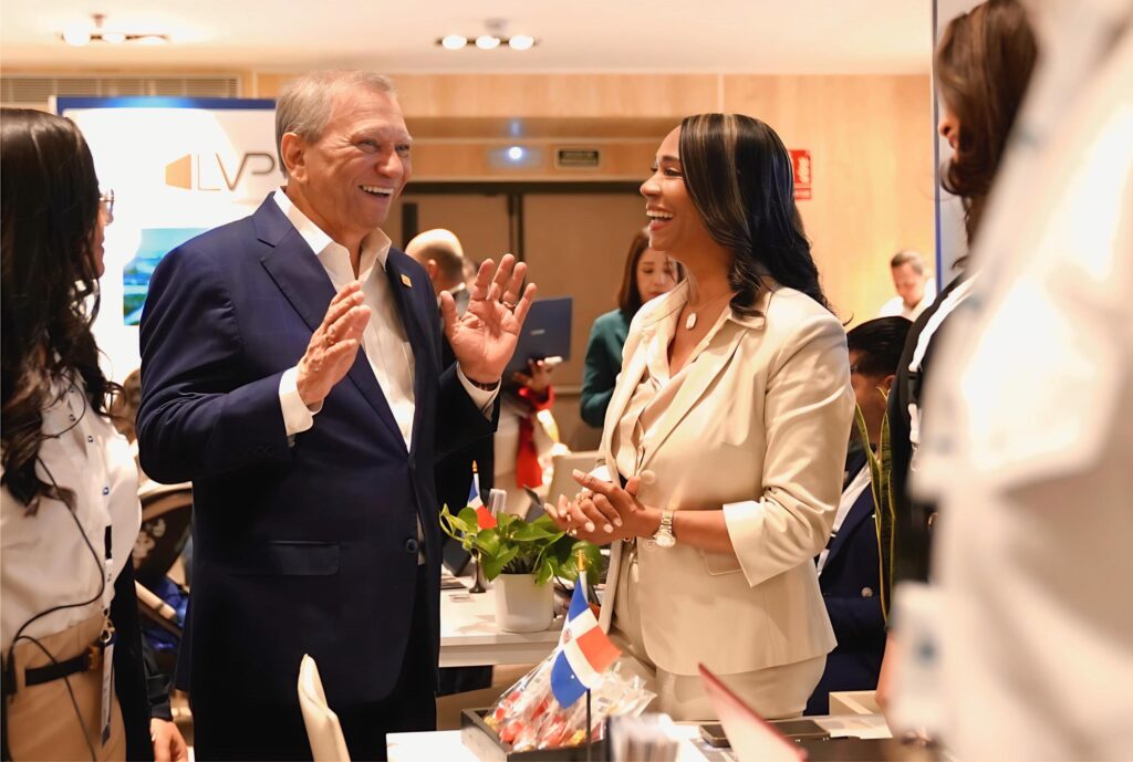 El presidente ejecutivo de Banreservas, doctor Leonardo Aguilera, comparte con asistentes a la Feria Inmobiliaria.