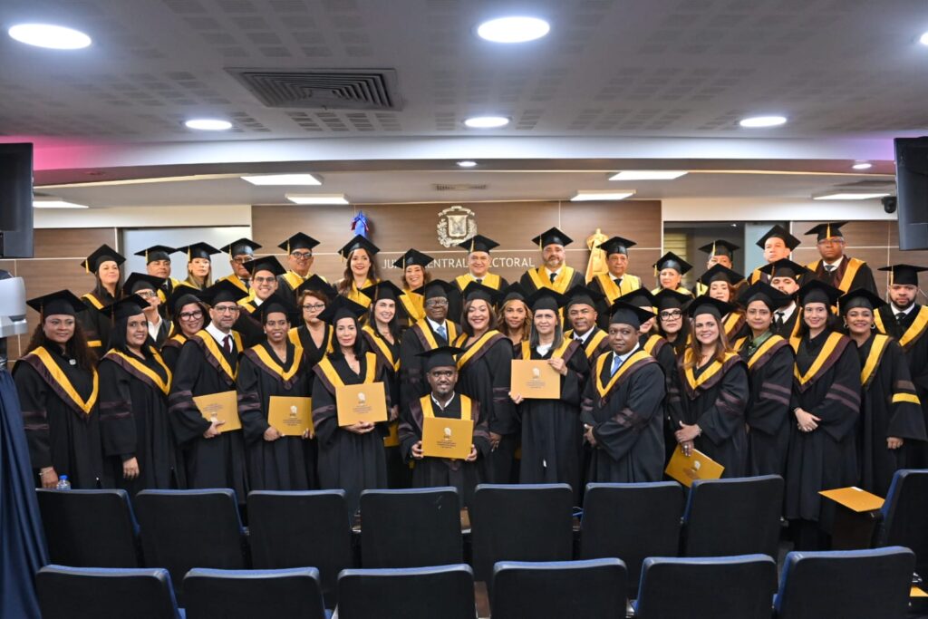  La Junta Central Electoral (JCE), a través de su Instituto Especializado Superior en Formación Política Electoral y del Estado Civil (IESPEC), celebró este sábado su primera graduación ordinaria de Especialidad en Administración Política Electoral, en la que fueron investidos 25 graduandos integrados por colaboradores de la institución y miembros de la sociedad civil. En este acto también se anunció la “Cátedra Magistral Abigail Mejía” en honor a las sufragistas y su legado, a propósito de conmemorarse el 16 de mayo su día.