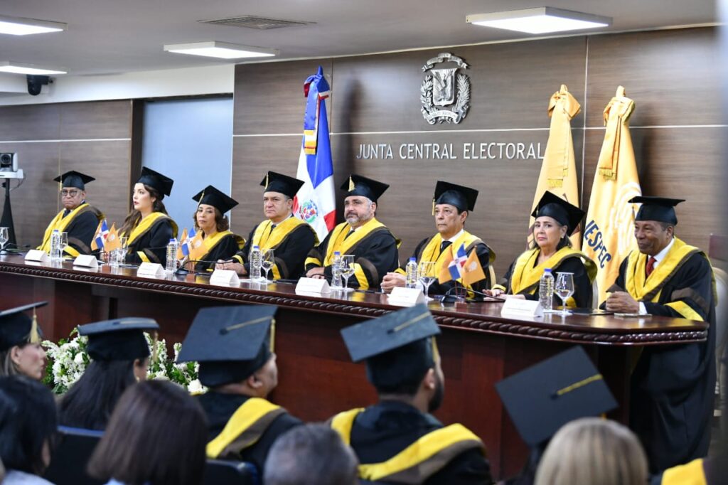  La Junta Central Electoral (JCE), a través de su Instituto Especializado Superior en Formación Política Electoral y del Estado Civil (IESPEC), celebró este sábado su primera graduación ordinaria de Especialidad en Administración Política Electoral, en la que fueron investidos 25 graduandos integrados por colaboradores de la institución y miembros de la sociedad civil. En este acto también se anunció la “Cátedra Magistral Abigail Mejía” en honor a las sufragistas y su legado, a propósito de conmemorarse el 16 de mayo su día.