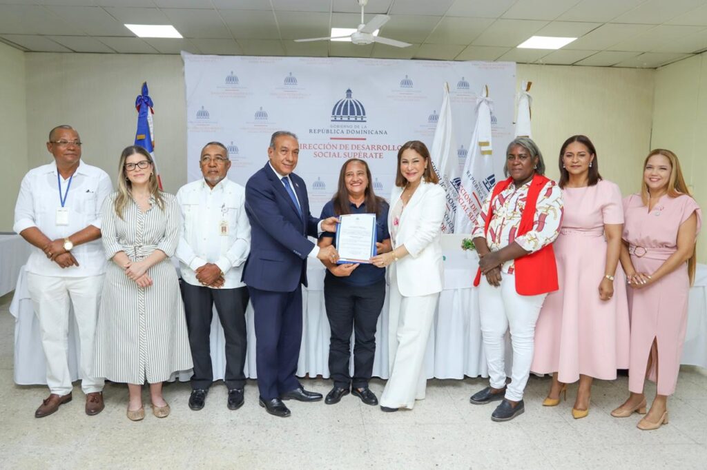 La Dirección de Desarrollo Social Supérate, en coordinación con el Consejo Nacional de la Persona Envejeciente(Conape), realizó el acto de habilitación de la cuarta cohorte de personas cuidadoras de servicios domiciliarios, como parte de las acciones de fortalecimiento de las redes locales de cuidado dirigidas a personas adultas mayores.