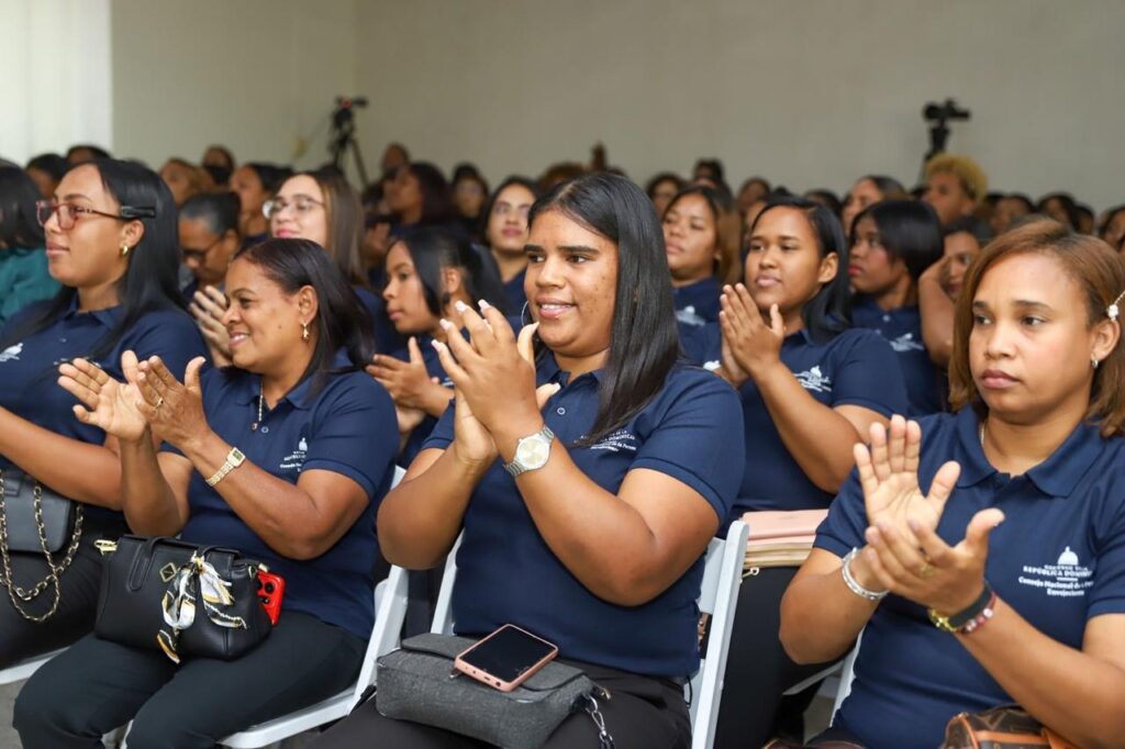 La Dirección de Desarrollo Social Supérate, en coordinación con el Consejo Nacional de la Persona Envejeciente(Conape), realizó el acto de habilitación de la cuarta cohorte de personas cuidadoras de servicios domiciliarios, como parte de las acciones de fortalecimiento de las redes locales de cuidado dirigidas a personas adultas mayores.