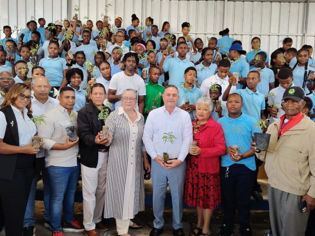 El Ministerio de Agricultura dejó iniciado este martes el Programa Siembra Tamarindo, una iniciativa orientada a transformar a la provincia de Elías Piña en un polo de producción y desarrollo agroindustrial basado en este cultivo, con la participación activa de estudiantes, autoridades locales y representantes comunitarios.