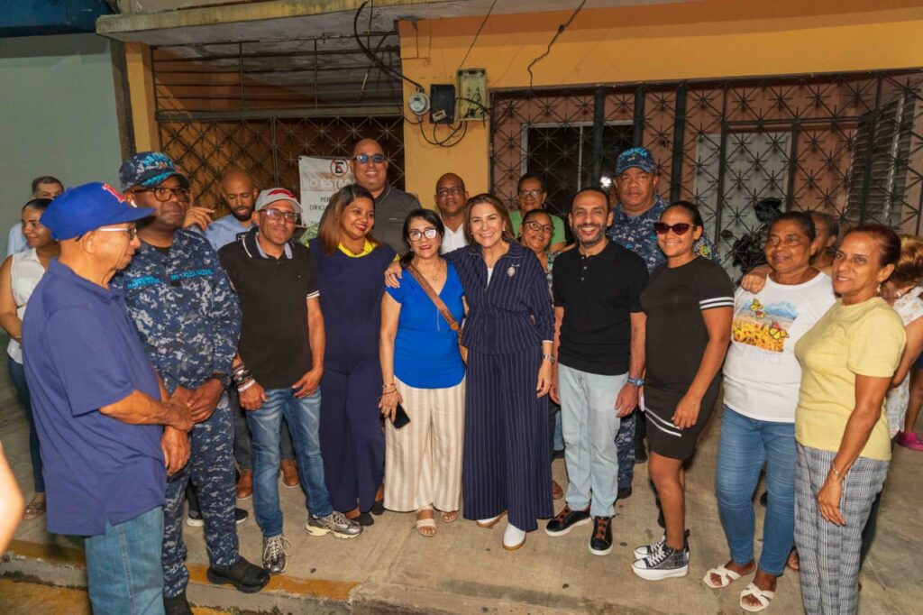 Carolina Mejía llevó seguridad y confianza a los ciudadanos con la colocación de 209 luminarias en 29 calles del sector Don Bosco, a través de la segunda fase del programa Sectores Iluminados Más Seguros.