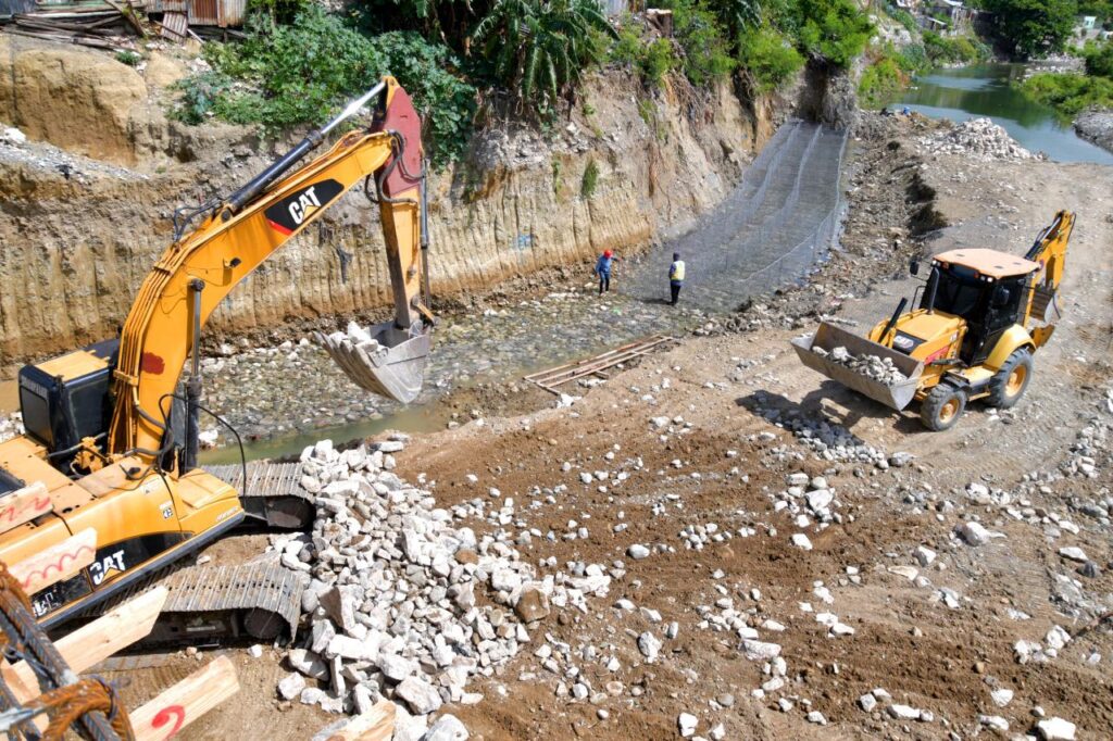 El Ministerio de Obras Públicas y Comunicaciones (MOPC) acelera los trabajos de construcción del puente Los Hierros, en la provincia Peravia, una obra que transformará la movilidad, la seguridad y la realidad social de miles de familias del Sur. Con avances significativos y estructuras diseñadas bajo criterios de resiliencia y modernización, el proyecto forma parte de la política nacional de puentes impulsada por el Gobierno dominicano para conectar comunidades y llevar desarrollo a zonas históricamente impactadas por las limitaciones del tránsito y la vulnerabilidad de sus infraestructuras.