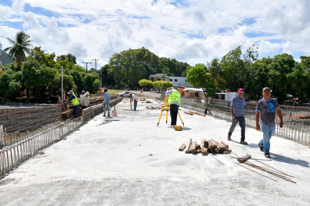El Ministerio de Obras Públicas y Comunicaciones (MOPC) acelera los trabajos de construcción del puente Los Hierros, en la provincia Peravia, una obra que transformará la movilidad, la seguridad y la realidad social de miles de familias del Sur. Con avances significativos y estructuras diseñadas bajo criterios de resiliencia y modernización, el proyecto forma parte de la política nacional de puentes impulsada por el Gobierno dominicano para conectar comunidades y llevar desarrollo a zonas históricamente impactadas por las limitaciones del tránsito y la vulnerabilidad de sus infraestructuras.