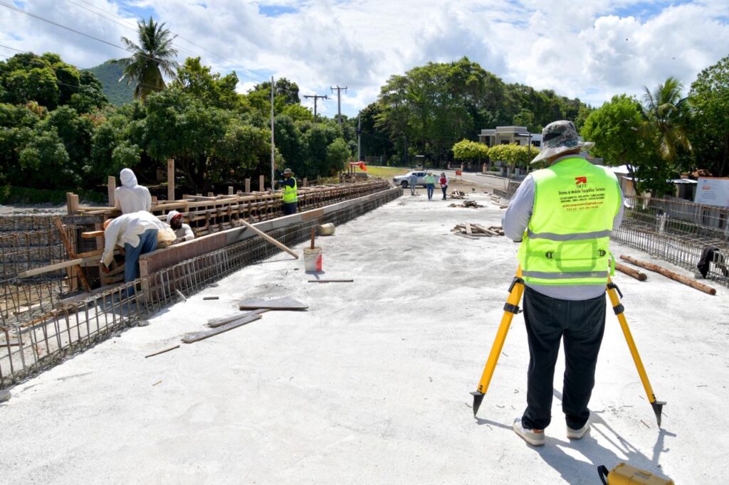 El Ministerio de Obras Públicas y Comunicaciones (MOPC) acelera los trabajos de construcción del puente Los Hierros, en la provincia Peravia, una obra que transformará la movilidad, la seguridad y la realidad social de miles de familias del Sur. Con avances significativos y estructuras diseñadas bajo criterios de resiliencia y modernización, el proyecto forma parte de la política nacional de puentes impulsada por el Gobierno dominicano para conectar comunidades y llevar desarrollo a zonas históricamente impactadas por las limitaciones del tránsito y la vulnerabilidad de sus infraestructuras.