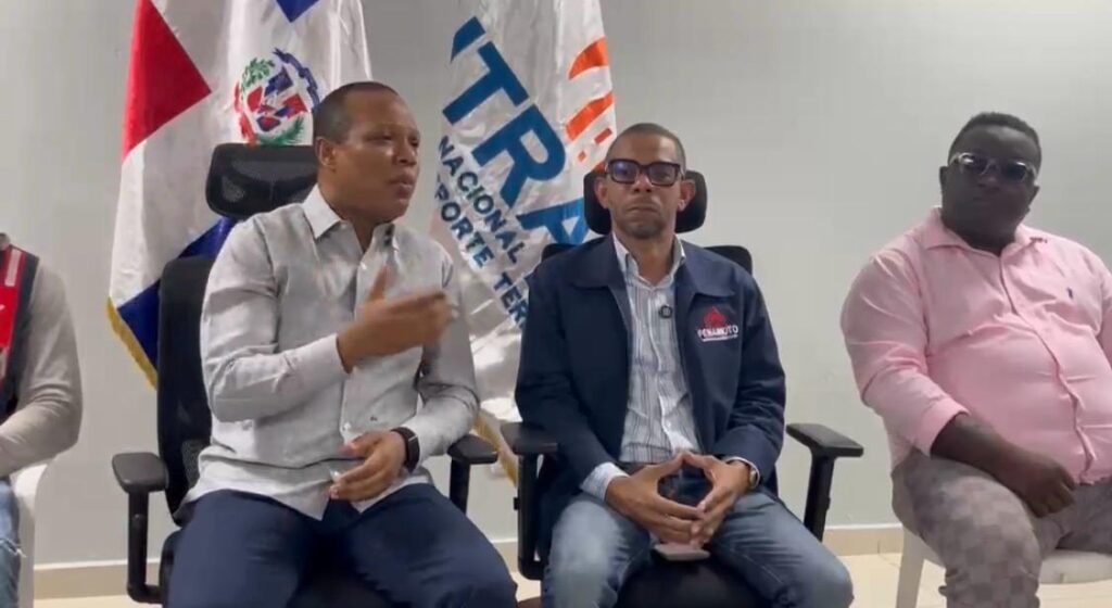 El presidente de la Federación Nacional de Motoconchistas (FENAMOTO), Óscar Almánzar, y el director del Instituto Nacional de Tránsito y Transporte Terrestre (INTRANT), Milton Morrison, desmintieron los rumores que circulan sobre una supuesta obligación de que los motoconchistas deban adquirir dos cascos homologados.