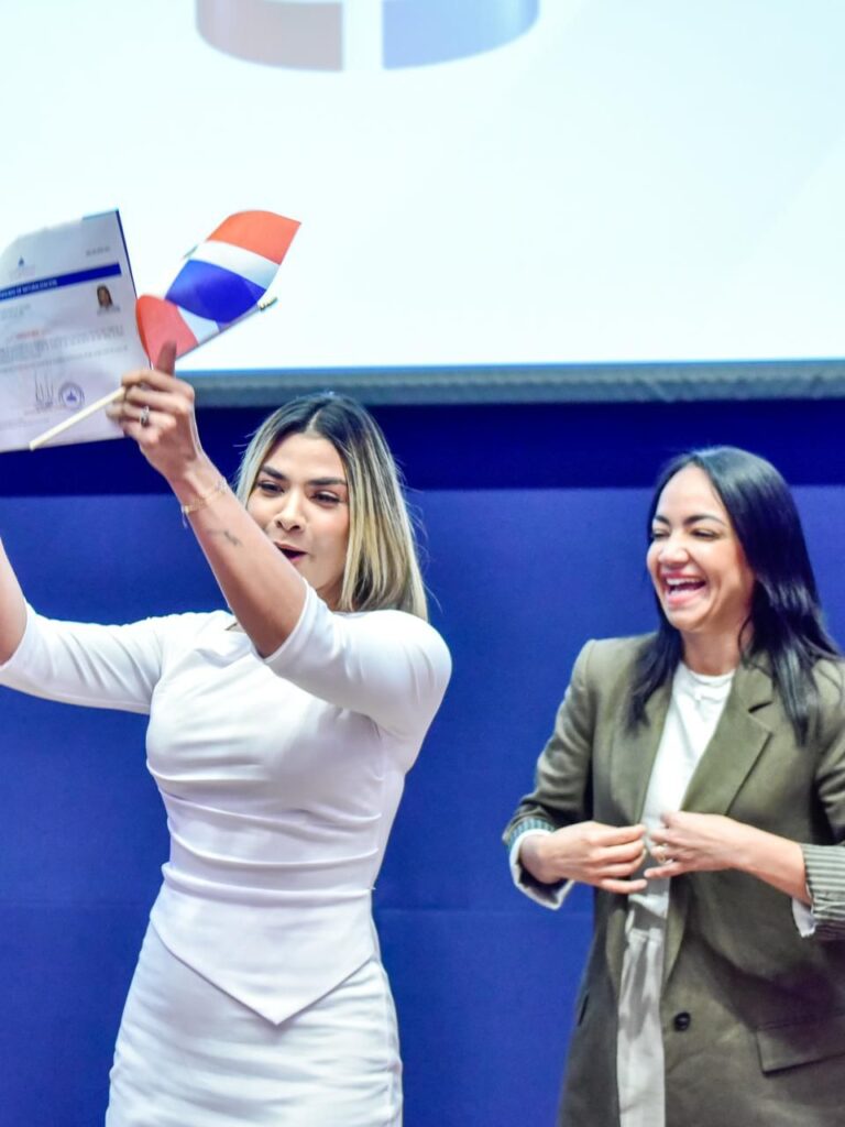 Un grupo de 149 personas adquirió la nacionalidad dominicana, a los que la ministra de Interior y Policía, Faride Raful tomó el juramento durante una ceremonia en el Instituto Policial de Estudios Superiores (IPES).