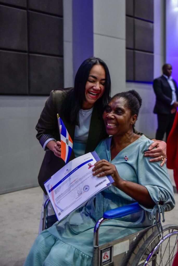Un grupo de 149 personas adquirió la nacionalidad dominicana, a los que la ministra de Interior y Policía, Faride Raful tomó el juramento durante una ceremonia en el Instituto Policial de Estudios Superiores (IPES).