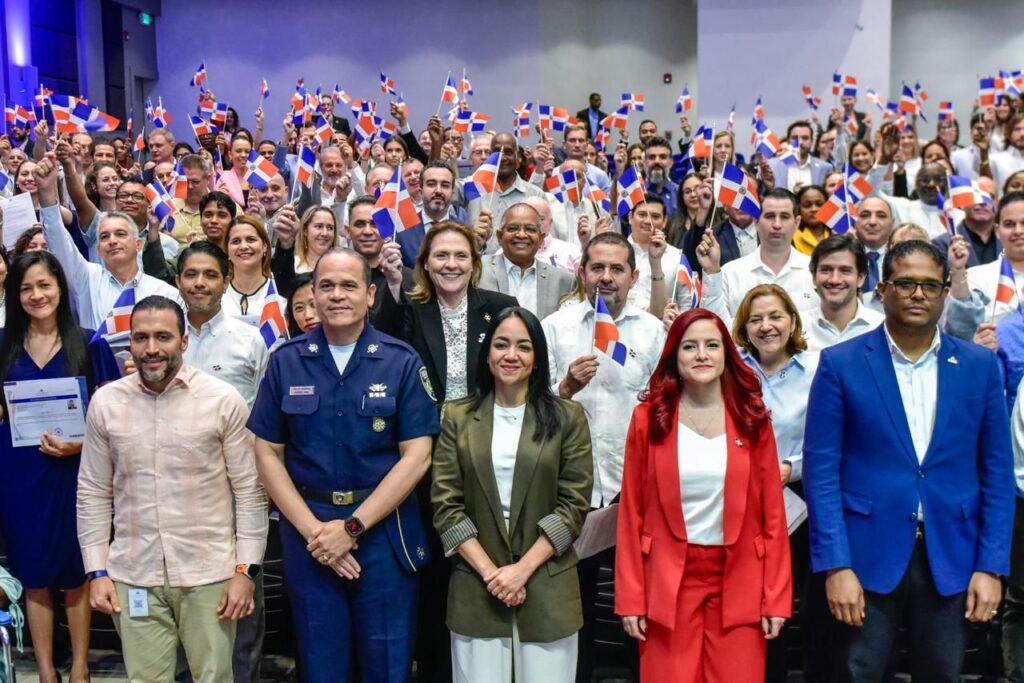Un grupo de 149 personas adquirió la nacionalidad dominicana, a los que la ministra de Interior y Policía, Faride Raful tomó el juramento durante una ceremonia en el Instituto Policial de Estudios Superiores (IPES).