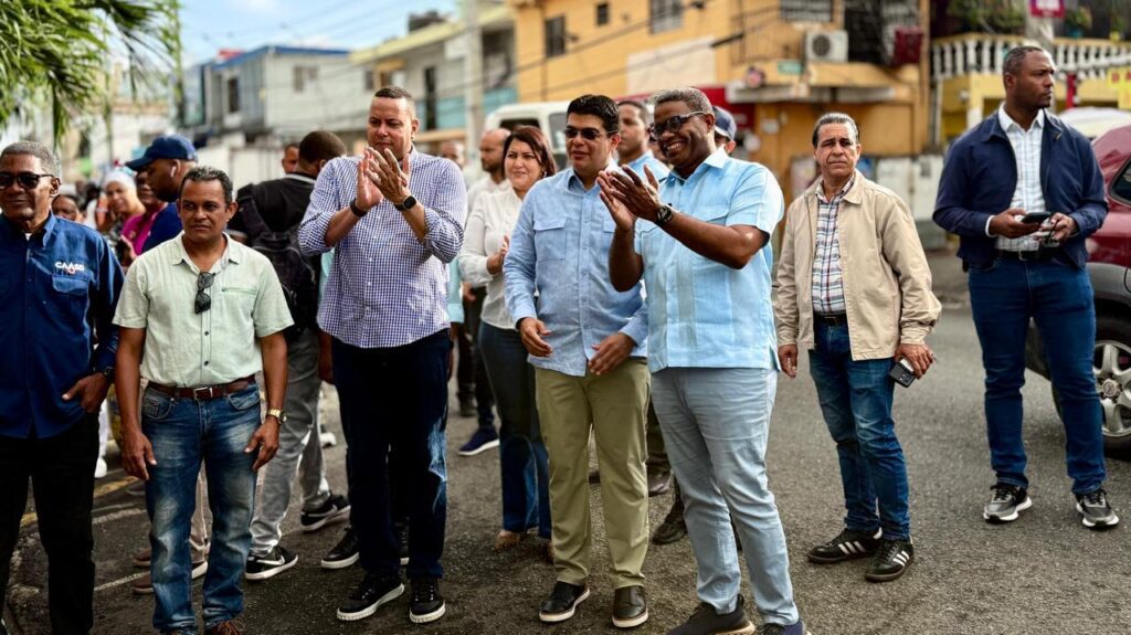 El director general de los Programas Estratégicos y Especiales de la Presidencia (Propeep), Robert Polanco, resaltó la necesidad de fortalecer y rescatar los valores patrios en las presentes y futuras generaciones, durante su participación en la Parada Cívica organizada por la Fundación Cruz Jiminián.