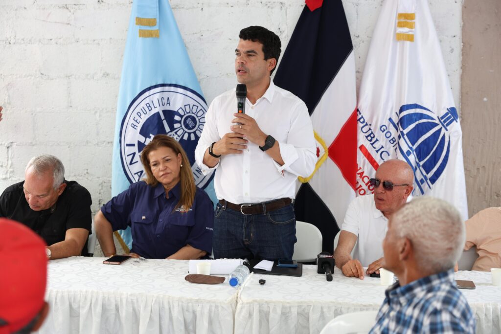 El director ejecutivo del Instituto Nacional de Aguas Potables y Alcantarillados (INAPA), Wellington Arnaud, sostuvo sendas reuniones con líderes comunitarios de los municipios San José de Ocoa y Sabana Larga, durante las cuales informó que el acueducto será inaugurado el próximo domingo, dando respuesta a un reclamo de más de 70 años.