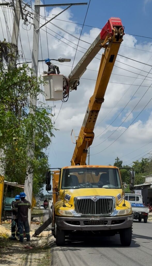 La Empresa Distribuidora de Electricidad del Este (Edeeste) informa que actualmente ejecuta un importante proyecto de inversión valorado en alrededor de 245 mil dólares, orientado al fortalecimiento de la infraestructura eléctrica y la mejora del servicio en varios sectores del distrito municipal de La Victoria, municipio Santo Domingo Norte.