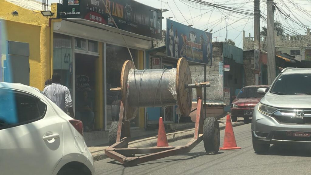 La Empresa Distribuidora de Electricidad del Este (Edeeste) informa que actualmente ejecuta un importante proyecto de inversión valorado en alrededor de 245 mil dólares, orientado al fortalecimiento de la infraestructura eléctrica y la mejora del servicio en varios sectores del distrito municipal de La Victoria, municipio Santo Domingo Norte.