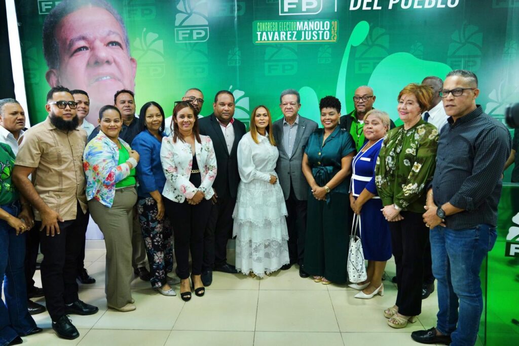 El panorama político en Santo Domingo Oeste (SDO) registró un movimiento significativo este fin de semana con la juramentación de la profesora Aura Heredia en la Fuerza del Pueblo (FP). La destacada líder magisterial y exmiembro del Comité Central del Partido de la Liberación Dominicana (PLD) fue recibida oficialmente por el expresidente Leonel Fernández.