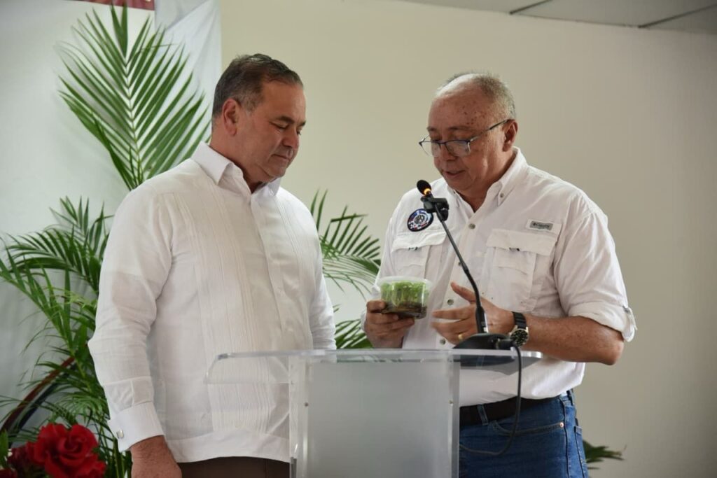 ⁠En un movimiento estratégico para proteger la economía y la seguridad alimentaria del país, el Ministerio de Agricultura y el Organismo Internacional Regional de Sanidad Agropecuaria (OIRSA) lanzaron un proyecto pionero para introducir plantas de banano con alta tolerancia al Fusarium R4T.agricultura-oirsa-banano-fusarium-rd.webp⁠.