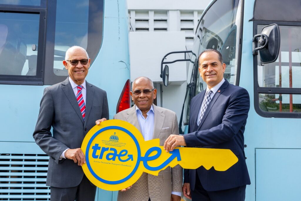 El Sistema Nacional de Transporte Estudiantil (TRAE), en colaboración con la Operadora Metropolitana de Servicios de Autobuses (OMSA), realizó la entrega de dos autobuses al Instituto Técnico Superior Comunitario (ITSC), como parte de las acciones orientadas al fortalecimiento del transporte estudiantil en el país.