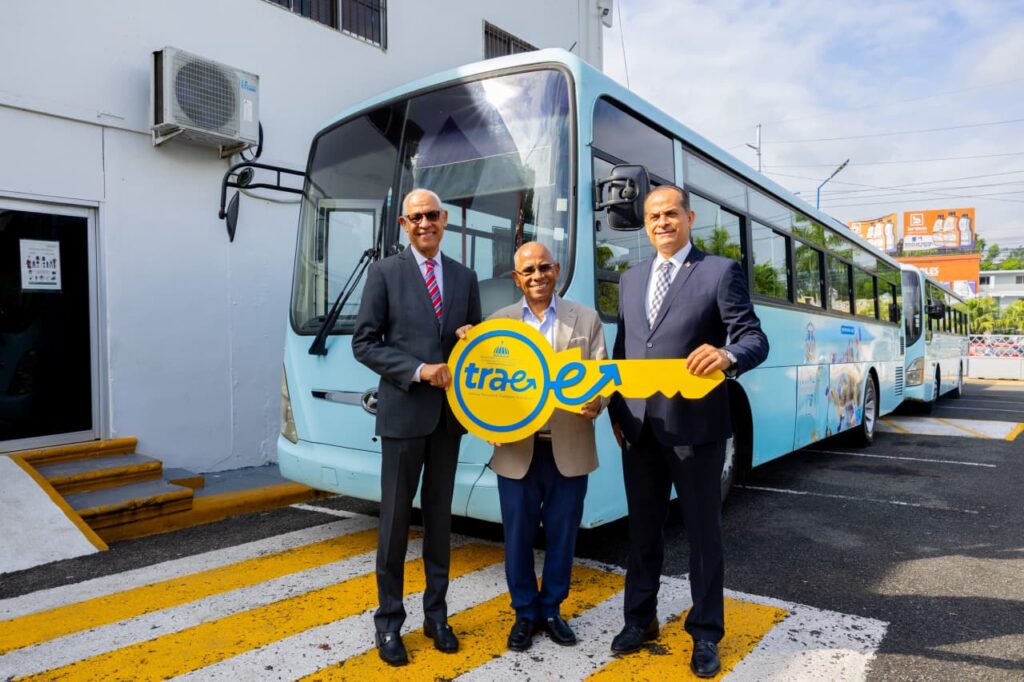 El Sistema Nacional de Transporte Estudiantil (TRAE), en colaboración con la Operadora Metropolitana de Servicios de Autobuses (OMSA), realizó la entrega de dos autobuses al Instituto Técnico Superior Comunitario (ITSC), como parte de las acciones orientadas al fortalecimiento del transporte estudiantil en el país.