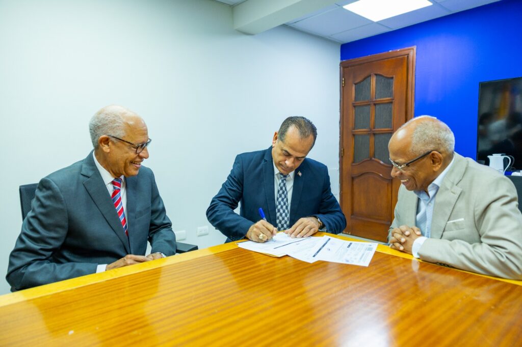 El Sistema Nacional de Transporte Estudiantil (TRAE), en colaboración con la Operadora Metropolitana de Servicios de Autobuses (OMSA), realizó la entrega de dos autobuses al Instituto Técnico Superior Comunitario (ITSC), como parte de las acciones orientadas al fortalecimiento del transporte estudiantil en el país.