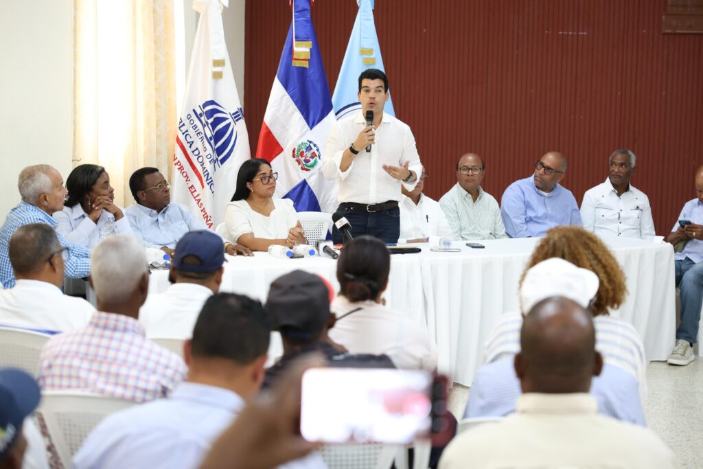 El director ejecutivo del Instituto Nacional de Aguas Potables y Alcantarillados (INAPA), Wellington Arnaud, se reunió con representantes de juntas de vecinos, líderes comunitarios y autoridades de Elías Piña, a quienes presentó el proyecto del acueducto Comendador-El Llano-Guanito, al tiempo de informar que el próximo mes se estará publicando la convocatoria a licitación de esta obra, demandada por más de 50 años, que garantizará un servicio de agua potable eficiente en cantidad, con calidad y presión.
