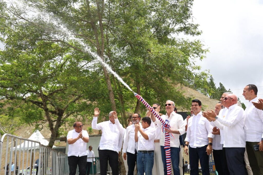  Dando respuesta a un reclamo de más de 40 años, el presidente Luis Abinader junto al director ejecutivo del Instituto Nacional de Aguas Potables y Alcantarillados (INAPA), Wellington Arnaud, inauguró este domingo el acueducto múltiple San José de Ocoa-Sabana Larga, que beneficiará a 56,918 habitantes.