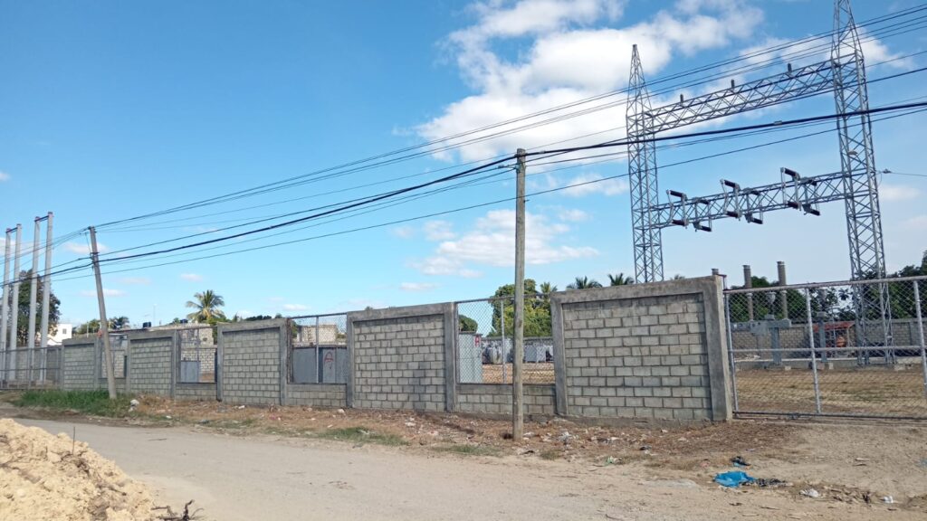 La Empresa Distribuidora de Electricidad del Este (EDEESTE) avanza de manera sostenida en la construcción de la nueva Subestación La Caleta, una obra estratégica de gran impacto orientada a transformar la calidad del servicio eléctrico en esta creciente zona, mediante una inversión total consolidada de RD$181,517,378.74 destinada a fortalecer la infraestructura energética, modernizar la red de distribución y responder al acelerado crecimiento poblacional y urbano.