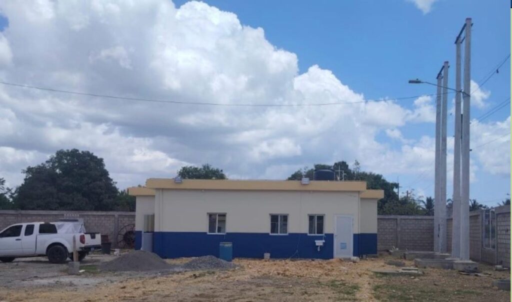 La Empresa Distribuidora de Electricidad del Este (EDEESTE) avanza de manera sostenida en la construcción de la nueva Subestación La Caleta, una obra estratégica de gran impacto orientada a transformar la calidad del servicio eléctrico en esta creciente zona, mediante una inversión total consolidada de RD$181,517,378.74 destinada a fortalecer la infraestructura energética, modernizar la red de distribución y responder al acelerado crecimiento poblacional y urbano.