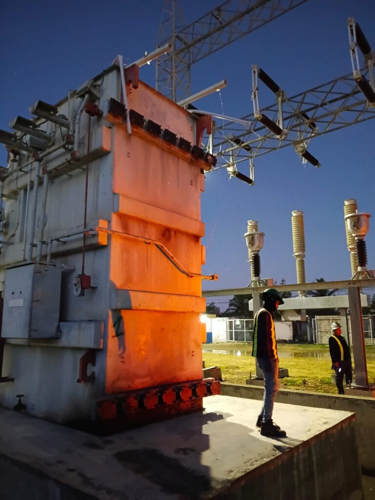 La Empresa Distribuidora de Electricidad del Este (EDEESTE) avanza de manera sostenida en la construcción de la nueva Subestación La Caleta, una obra estratégica de gran impacto orientada a transformar la calidad del servicio eléctrico en esta creciente zona, mediante una inversión total consolidada de RD$181,517,378.74 destinada a fortalecer la infraestructura energética, modernizar la red de distribución y responder al acelerado crecimiento poblacional y urbano.