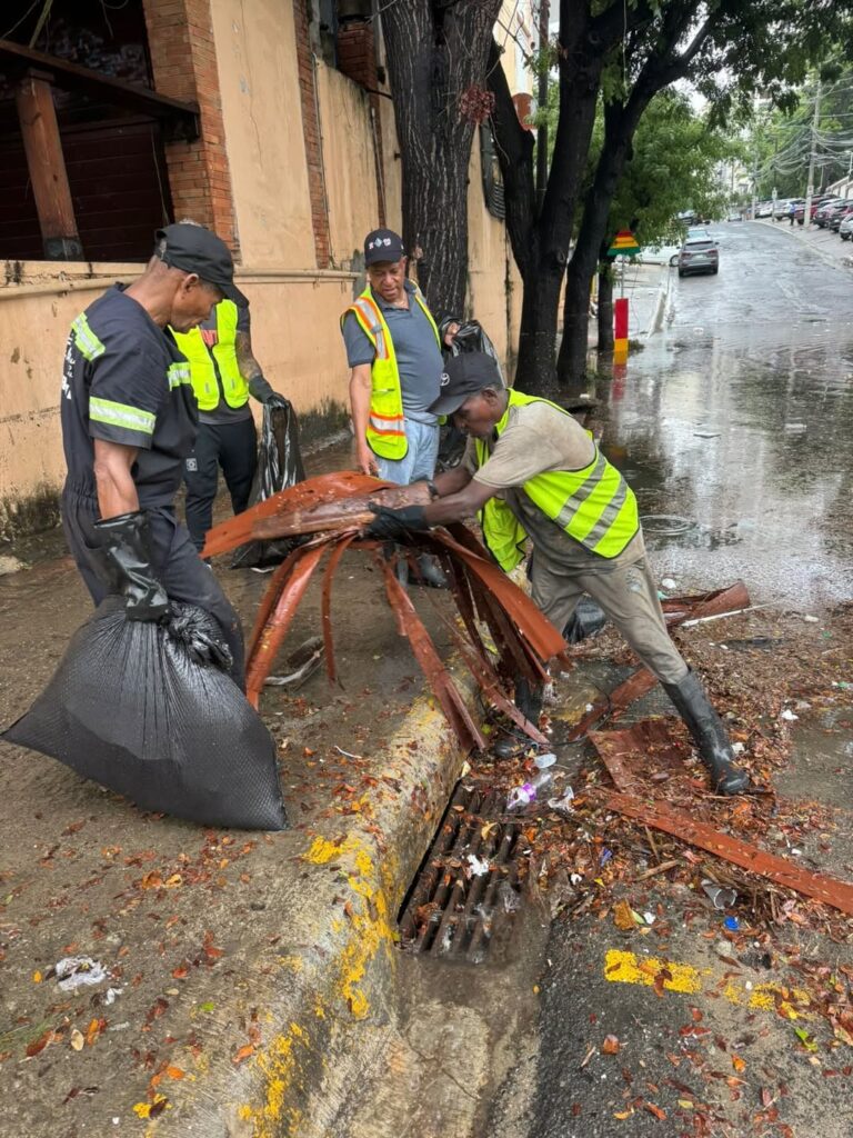 La Alcaldía del Distrito Nacional continúa intensificando los acostumbrados trabajos preventivos de limpieza de filtrantes e imbornales debido a la incidencia de una vaguada y una onda tropical.