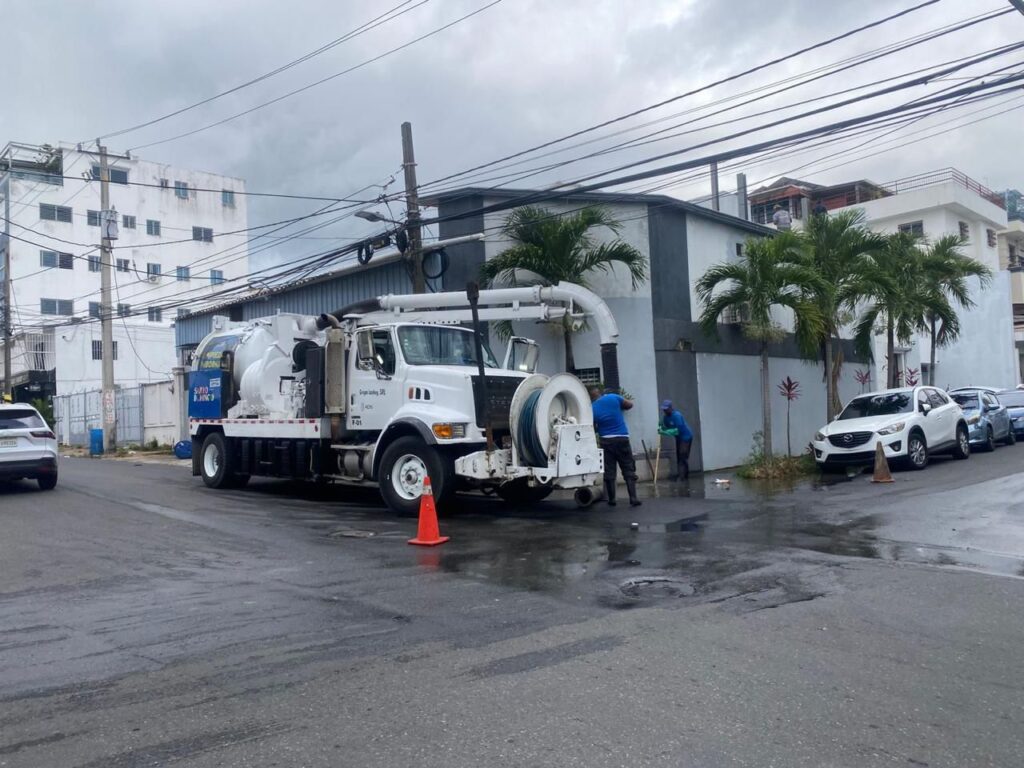 La Alcaldía del Distrito Nacional continúa intensificando los acostumbrados trabajos preventivos de limpieza de filtrantes e imbornales debido a la incidencia de una vaguada y una onda tropical.